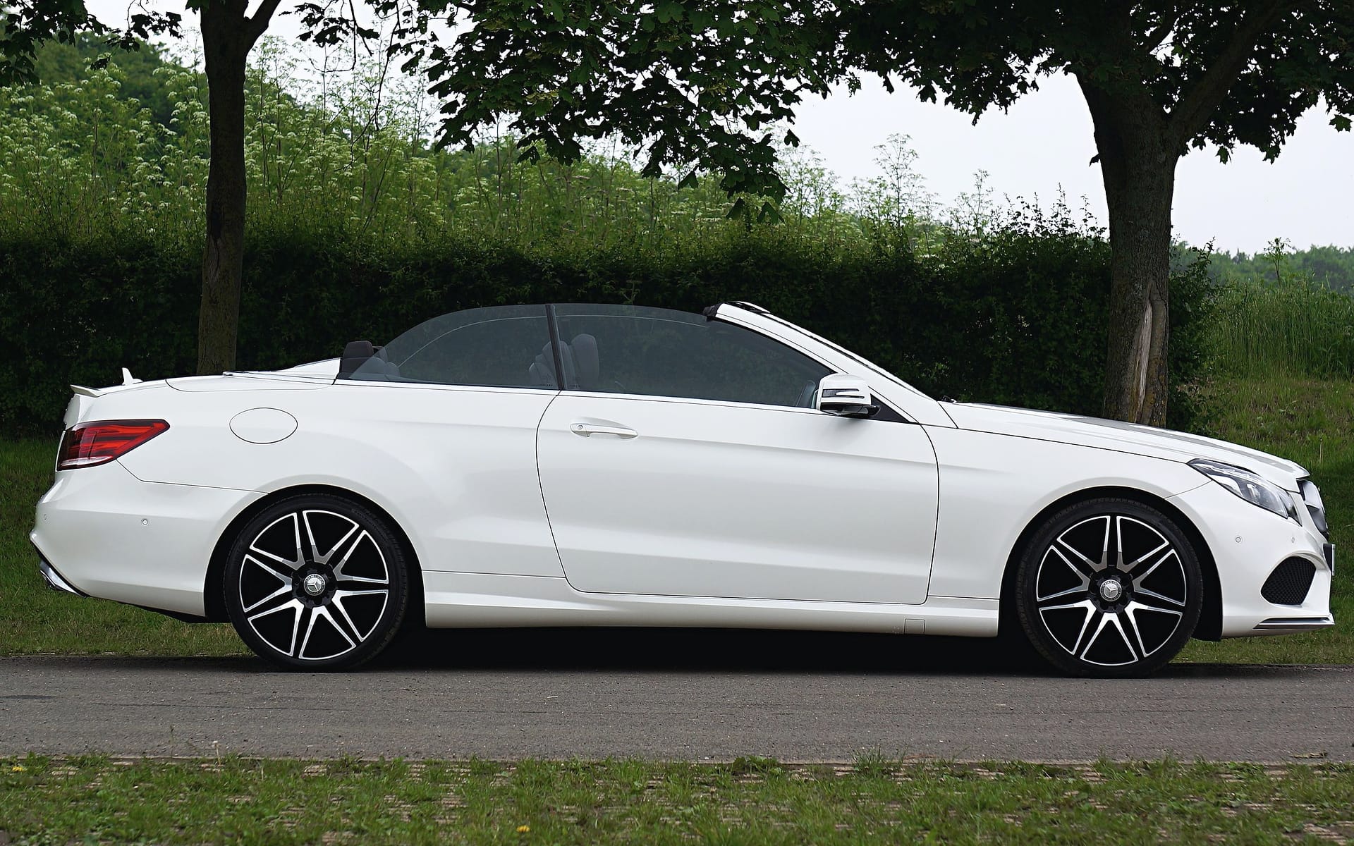 The E 400 Cabriolet in profile with its fabric roof up.